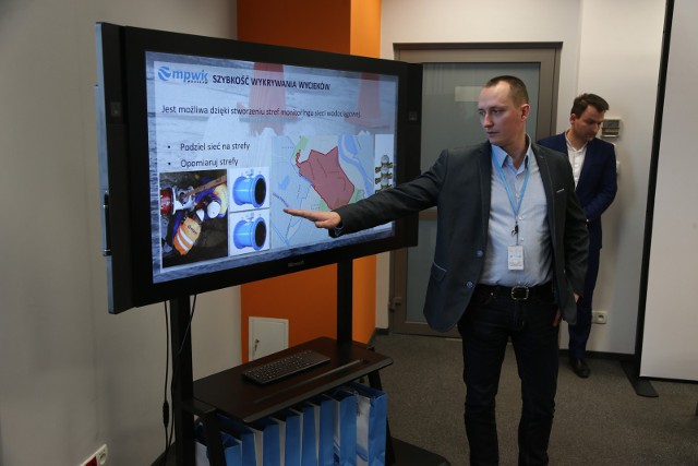 Grzegorz Karlik, menedżer Zakładu Eksploatacji Sieci Wodociągowej, tłumaczy jak działa system Smartflow 