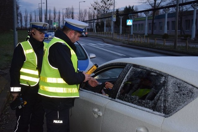 Akcja „Trzeźwy kierowca” odbyła się w niedzielę, 10 grudnia w Gorzowie. Policjanci przebadali setki kierowców przy ul. Łukasińskiego.  – Wszyscy kierujący poddani badaniu alkomatem byli trzeźwi – powiedział nadkom. Marek Waraksa, naczelnik gorzowskiej drogówki.Akcje „Trzeźwy kierowca” to akcje cykliczne, które  odbywają się kilka razy w tygodniu, w różnych częściach miasta, a także na terenie powiatu.Przeczytaj też:  Trzy samochody zderzyły się na Trasie Śmierci w okolicach Nowogrodu BobrzańskiegoWIDEO: Magazyn Informacyjny "Gazety Lubuskiej"