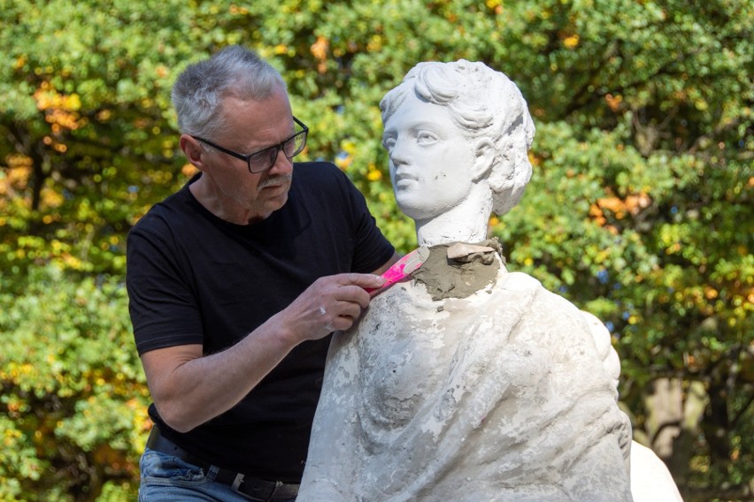 Bytom: W parku miejskim trwa renowacja rzeźb tworzących Aleję Muz. Jedna z nich odzyskała głowę, a wszystkie zostaną wyczyszczone
