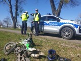 Jeździli crossami po wale przeciwpowodziowym w Korzeniewie, potem uciekali przed policją. Jednym z kierujących okazał się 13-latek