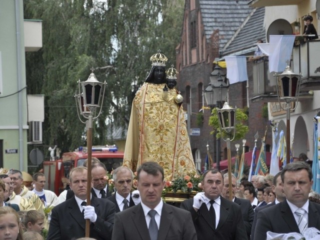 Uroczystą mszę świętą odprawiono na głogóweckim Rynku, a obserwowały ją tysiące mieszkańców i pielgrzymów.