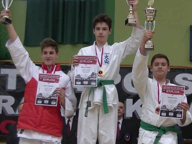 Zawodnicy Tarnobrzeskiego klubu Oyama Karate Maciej Grabski (w środku) oraz Sebastian Uzar (z prawej) stanęli na podium rozegranych w Kole  Mistrzostw Polski