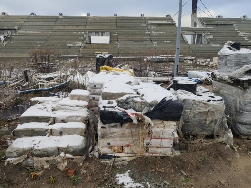 Radni na placu budowy hali i stadionu przy ulicy Struga w Radomiu . Jak miasto dba o majątek? Klimatyzatory pod gołym niebem