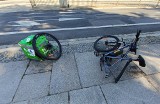 Wypadek w centrum Wrocławia, rower rozpadł się na dwie części. Co z dostawcą jedzenia? [ZDJĘCIA]