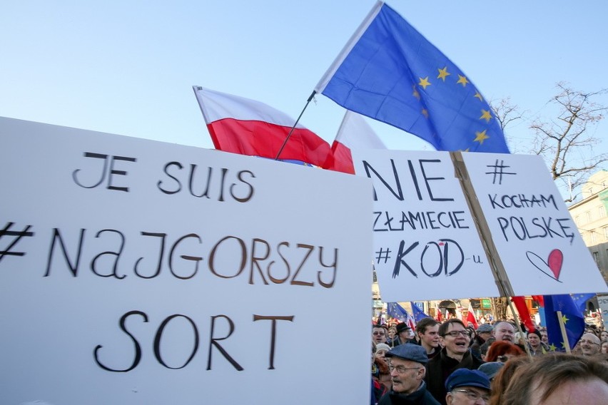 Obrońcy Demokracji opanowali krakowski Rynek Główny [ZDJĘCIA] [WIDEO]