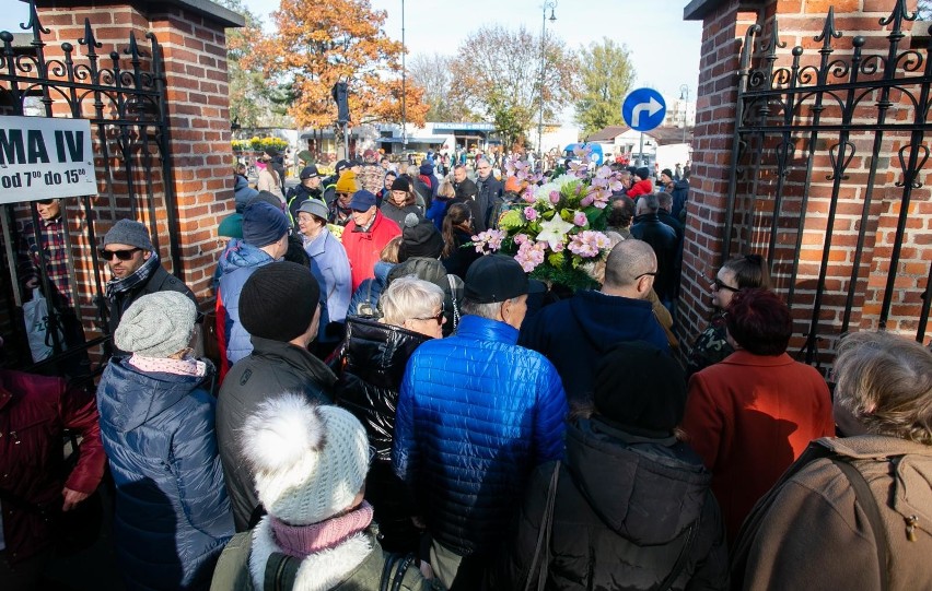 Podczas Wszystkich Świętych cmentarze odwiedzają tłumy. To...