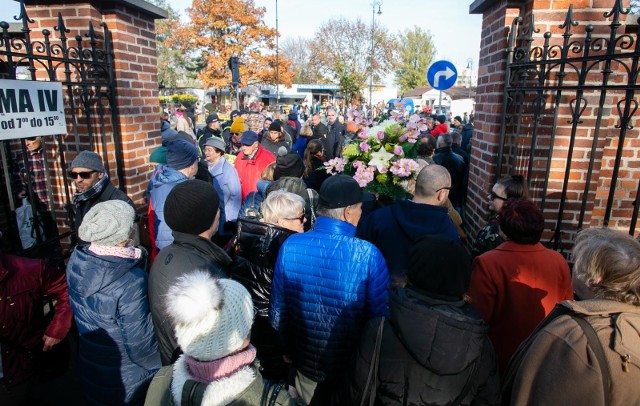 Podczas Wszystkich Świętych cmentarze odwiedzają tłumy. To idealne warunki dla przenoszenia się koronawirusa.