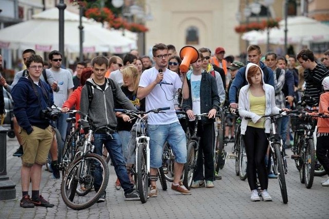 Przeciwko "zakazowi deptakowemu" protestowali w piątek rowerzyści.