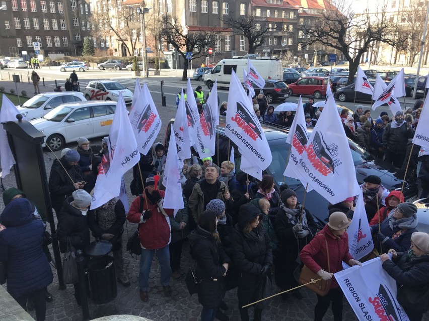 Przed Urzędem Wojewódzkim w Katowicach pikietowało kilkuset...