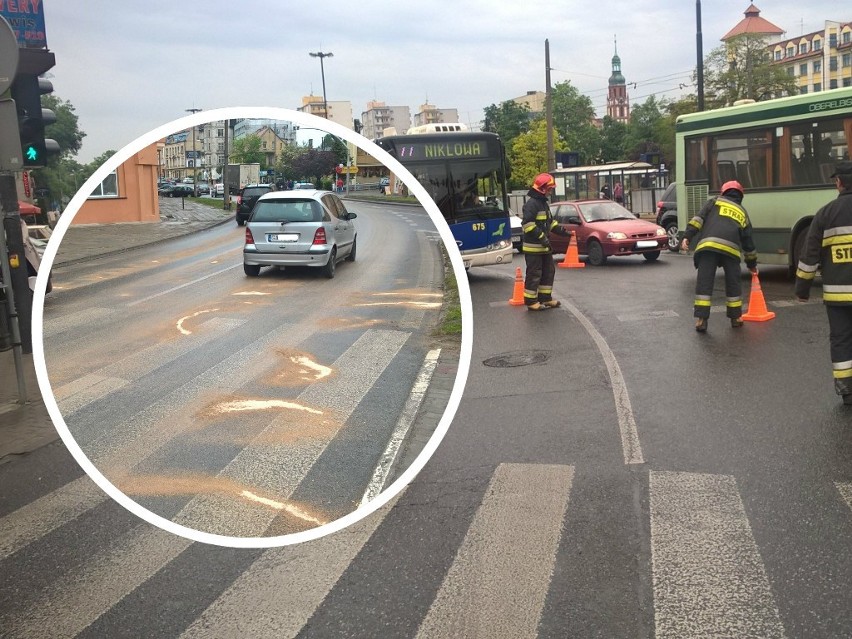 Strażacy usunęli już plamy przy ulicy Grunwaldzkiej i Wałach...