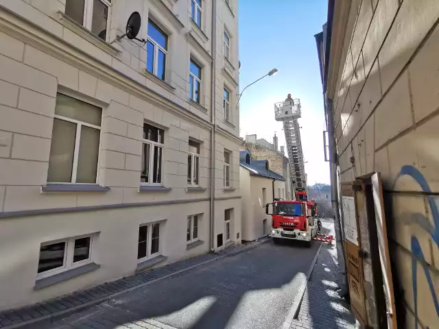 Strażacy sprawdzali we wtorek, jak ich sprzęt poradzi sobie na wąskiej uliczce Żmigród. Testy wypadły pomyślnie