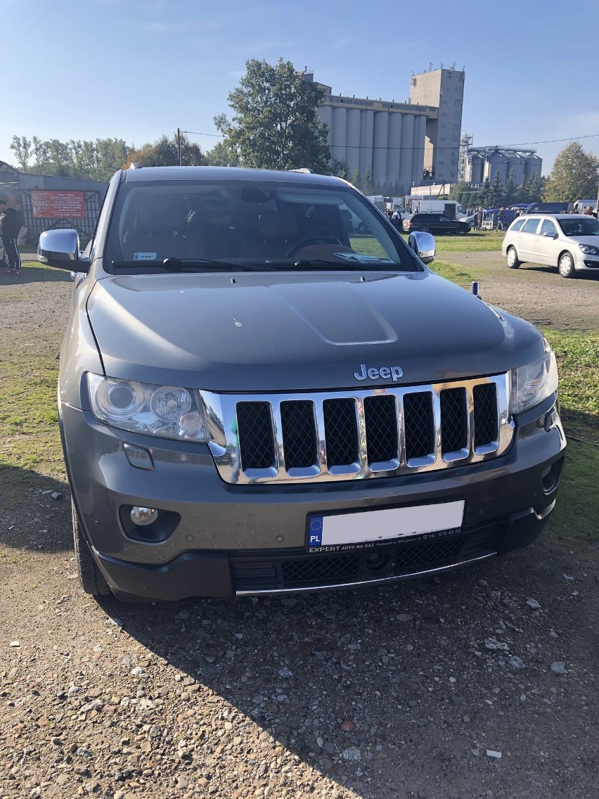 Jeep Grand AX4. Moc 352 km. Pojemność silnika 5,7. Typ...