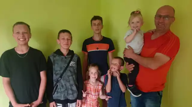 Po śmierci partnerki Rafał Szymański został sam z dziećmi: 4-letnią Zosią i 2-letnią Alicją, 7-letnim Kamilem, 13-letnim Wiktorem, 14-letnim Krzysztofem i 16-letnim Mikołajem.