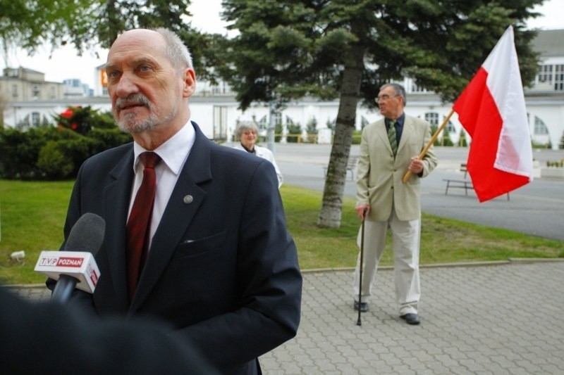 Antoni Macierewicz w Poznaniu: Tusk zatrudnia ludzi, by walczyli z prawdą o Smoleńsku [ZDJĘCIA]