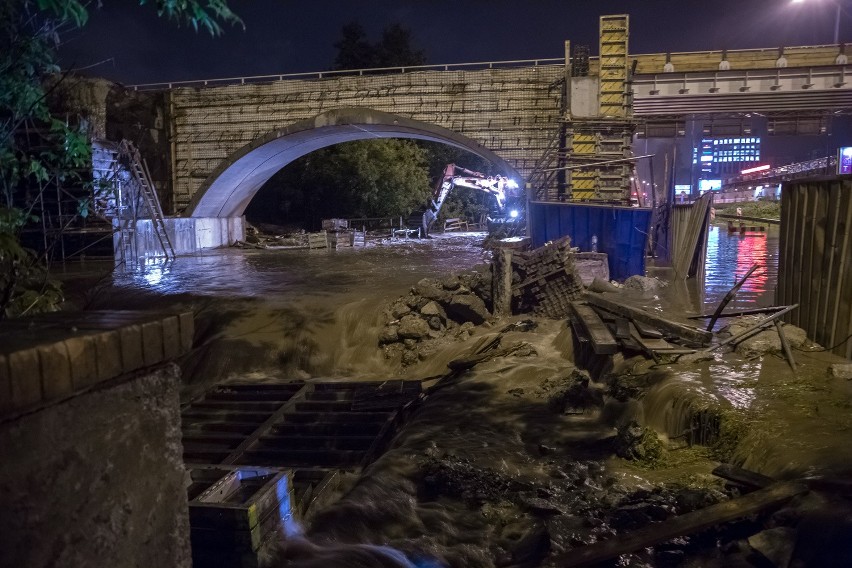 Na zdjęciach: zalany Złocień i okolice wiaduktu na Opolskiej