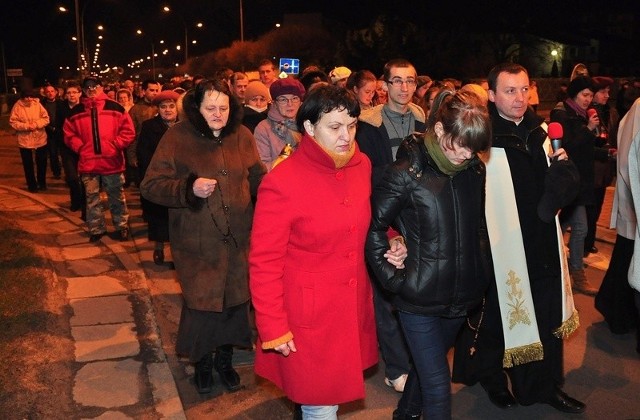 Z Kościoła Matki Bożej Nieustającej Pomocy w Tarnobrzegu ruszyła w poniedziałkowy wieczór procesja. Wierni dotarli do pomnika Jana Pawła II, gdzie wspólnie modlili się, wspominając Papieża-Polaka.