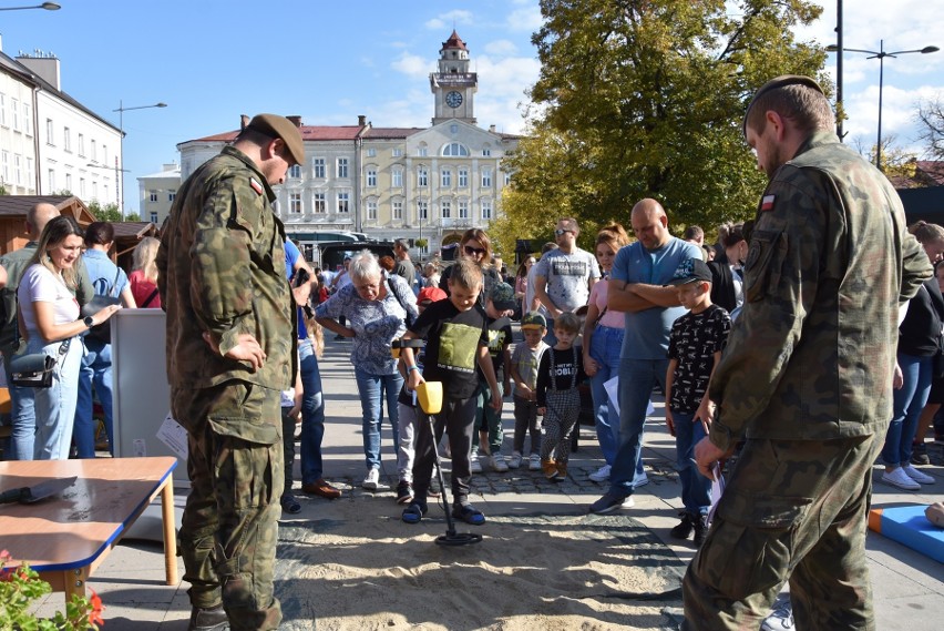 Gorlice. Sportowy Piknik Rodzinny z 11. Małopolską Brygadą Obrony Terytorialnej. Rynek pełen ludzi, najwięcej zabawy mają dzieci [ZDJĘCIA]