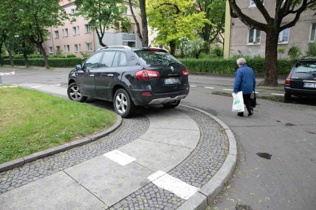 W czwartek na ulicy Zajączka piesi przegrywali z samochodami, bo ktoś nie pomyślał...