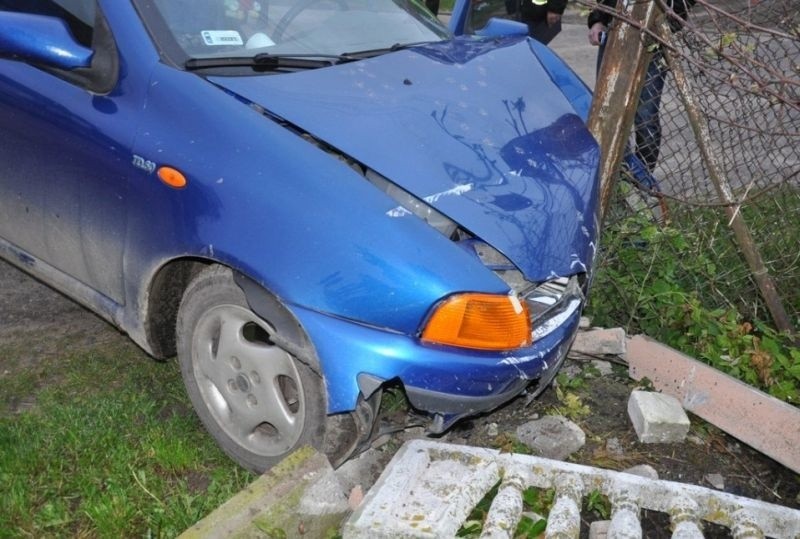 Kamianki. Wypadek śmiertelny. Kierowca zginął po zderzeniu ze słupem (zdjęcia)