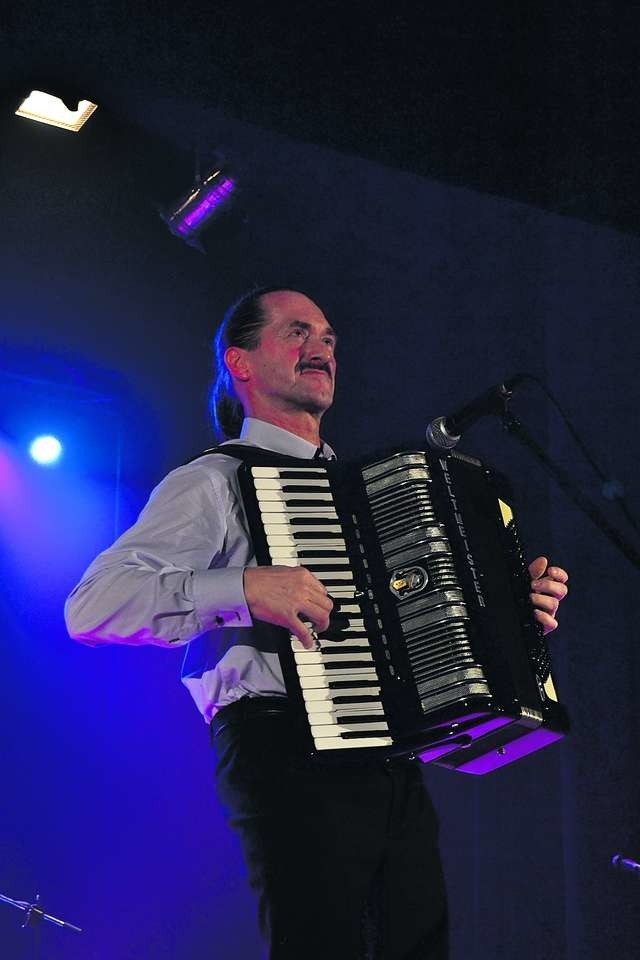 Jurek Paterski gra swobodnie na kilku instrumentach muzycznych.