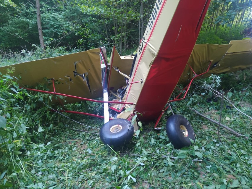 Wypadek lotniczy w Starej Wsi. Pilot przeżył, ale jest nieprzytomny, ma poważne obrażenia [ZDJĘCIA]
