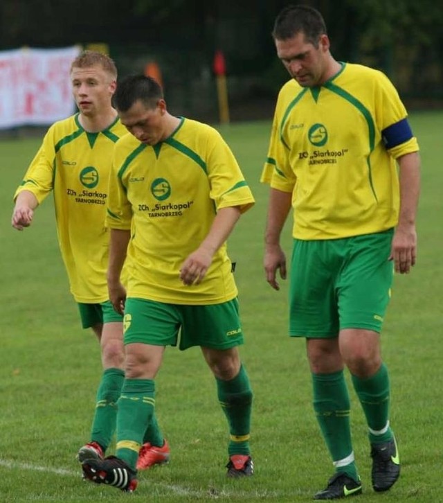 Piłkarze Siarki Tarnobrzeg (od lewej Jakub Kwieciński, Łukasz Szymański i Michał Kozłowski) spotkali się ze sobą na ostatnim treningu i udali się na wakacje, nie wiedząc, jakie będą decyzje władz klubu w stosunku do ich drużyny.