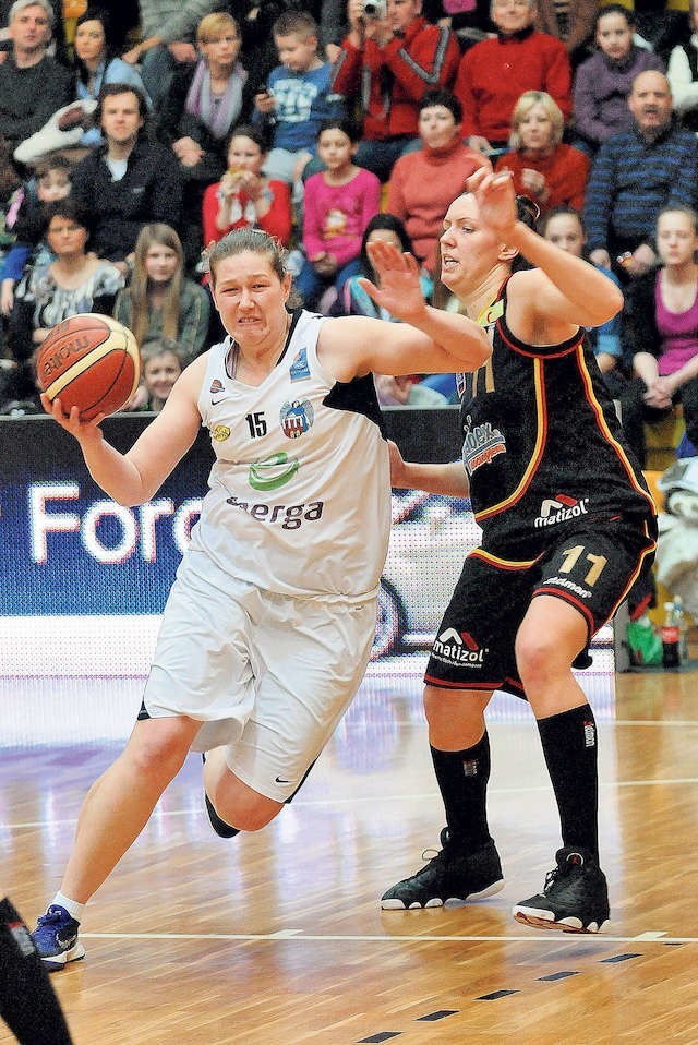 Jelena Maksimović (z lewej) grała w barwach toruńskich „Katarzynek” w sezonach 2010-2011 i 2011-2012. Toruń opuszczała w atmosferze konfliktu z koleżankami i klubem