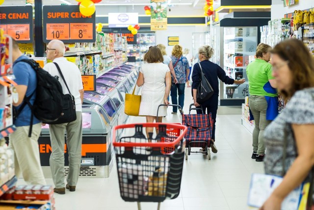 Który sklep jest najtańszy w Polsce? W skali całego 2019 roku najtańszą siecią okazał się Auchan, a najdroższym kanałem było e-grocery.