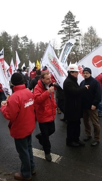 Strajk na Śląsku: Górnicy zablokowali drogi DK1 w...