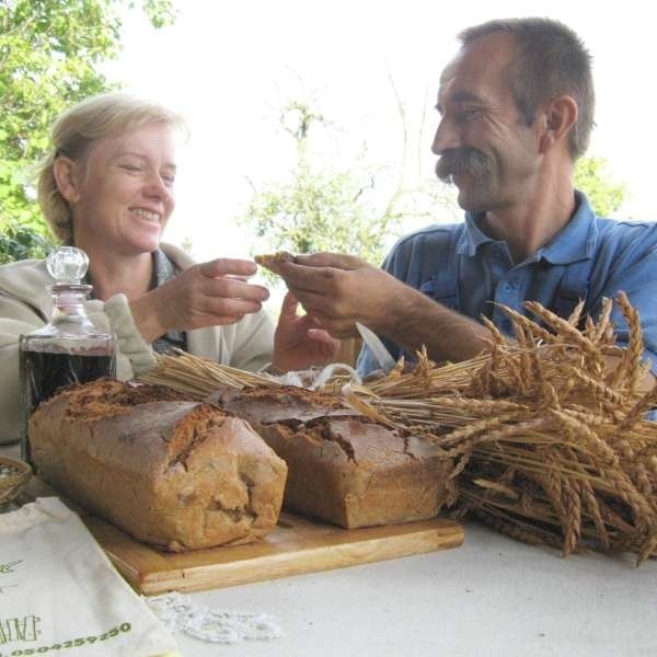Państwo Śliczni jedzą chleb orkiszowy z własnoręcznie zrobionym masłem, domowe ogórki. Piją też własne nalewki &#8211; malinowe i wiśniowe.
