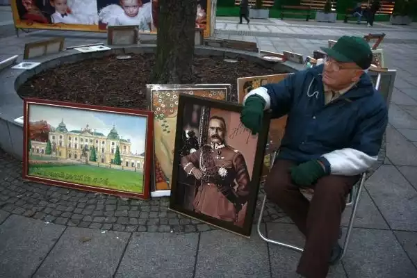 Artysta Jan Grygoruk sprzedaje obrazy na Rynku Kościuszki od lat. Chce tu zostać.