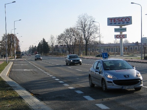 Po otwarciu dwóch hipermarketów Castorama i Tesco znacznie wzrósł ruch na ul. Lwowskiej. Szerokość drogi pomiędzy sklepami wzrosła z czterech do sześciu pasów.