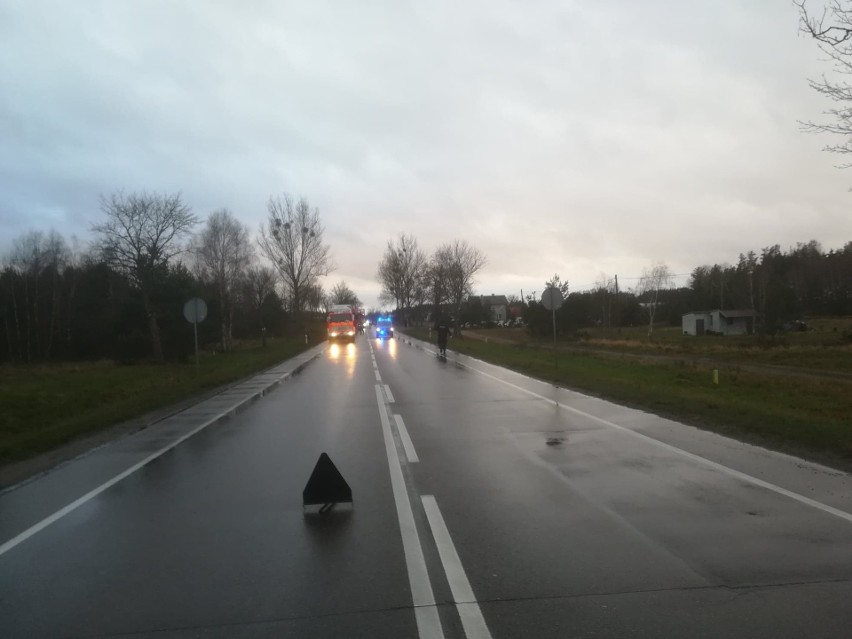 Wypadek w Łęgu Kolonii. 22-latka z gminy Czersk w stanie ciężkim. Wjechała pod ciężarówkę