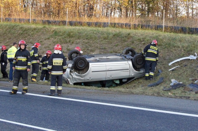 Samochód osobowy wypadł z drogi i dachował na drodze S1. Zablokowany jest jeden pas w kierunku Skoczowa.