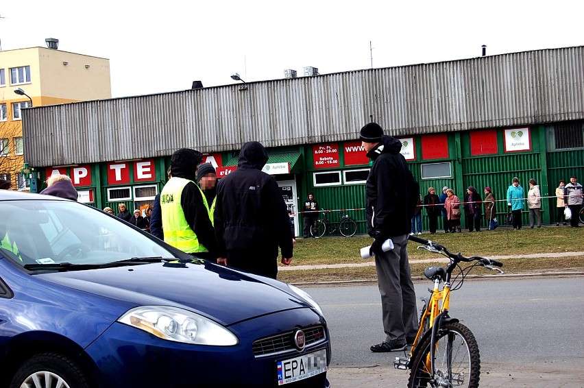 Pokazali, jak wepchnęli rowerzystę pod autobus. Wizja lokalna w Pabianicach [ZDJĘCIA]