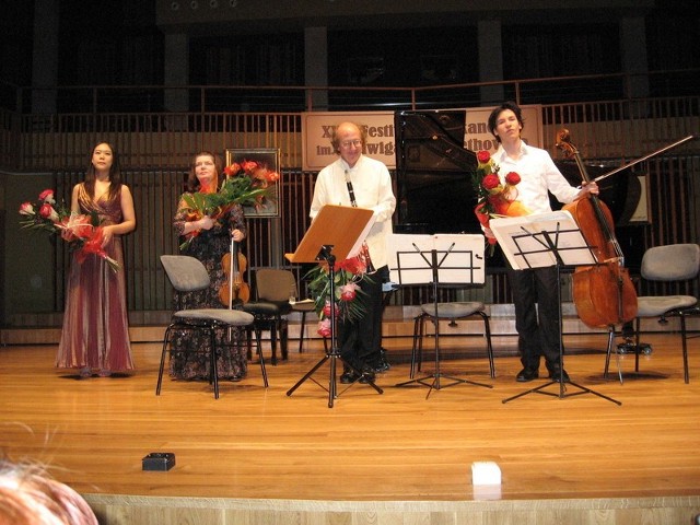 Od lewej: Yeol Eum Son, Kaja Danczowska, Michel Lethiec i   Edgar Moreau dziękują za kwiaty i owacje publiczności.