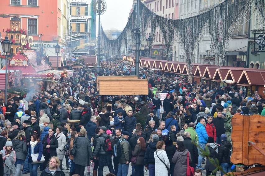 Tłumy i lodowe rzeźby na Jarmarku Bożonarodzeniowym we...