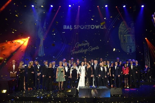 Tradycją Balu Sportowca w Toruniu jest wspólne zdjęcie laureatów i organizatorów imprezy
