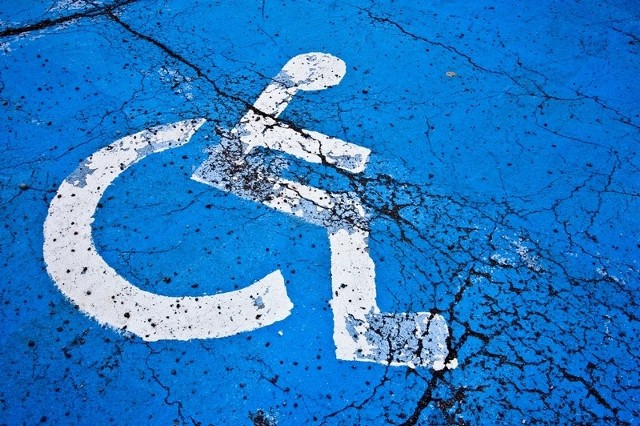 Miejsce parkingowe dla niepełnosprawnego.
