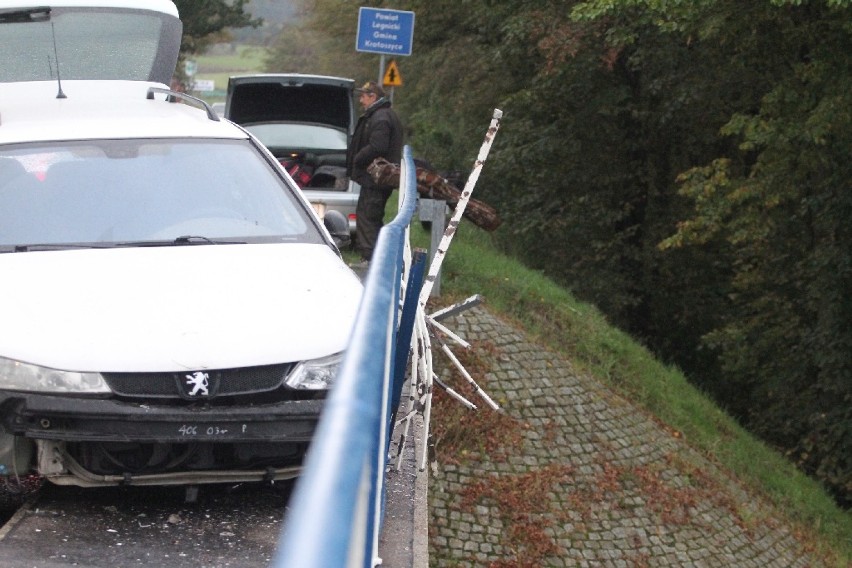 Wypadek nad A4, peugeot wjechał w barierki wiaduktu,...