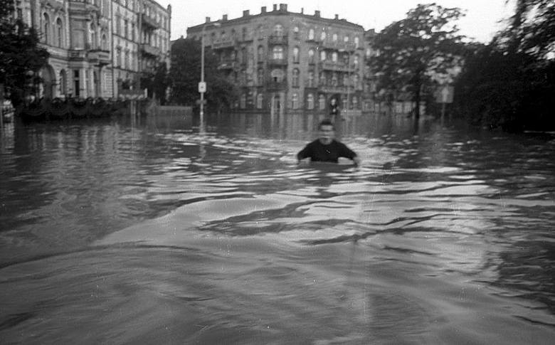 Powódź we Wrocławiu: 12 lipca 1997 r. wiele osób zapamięta do końca życia [ZDJĘCIA] 