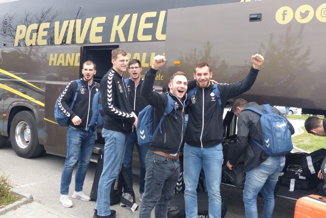 Piłkarze ręczni PGE VIVE Kielce w znakomitych nastrojach wrócili do Kielc. Przed Halą Legionów gorące powitanie zgotowali im kibice.