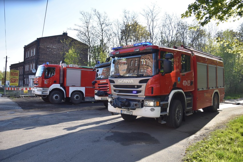 Strażacy dogaszają pożar w Świętochłowicach....
