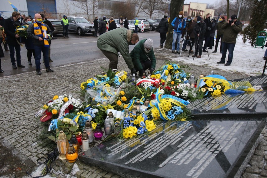 Obchody Tragedii Górnośląskiej w cieniu pandemii. Nie było tradycyjnego Marszu na Zgodę. Tylko kwiaty, znicze i dystans społeczny