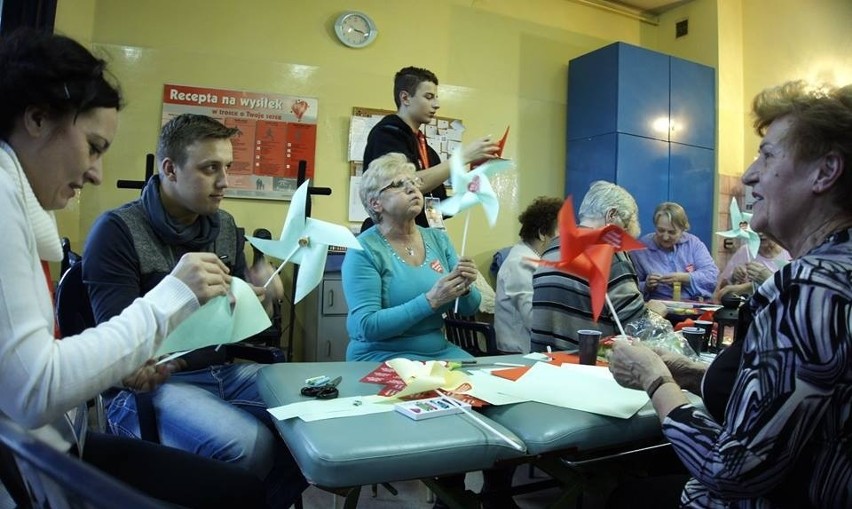 WOŚP 2015 w Chorzowie. Mali pacjenci i seniorzy robili wiatraki z serduszkiem [FOTO]