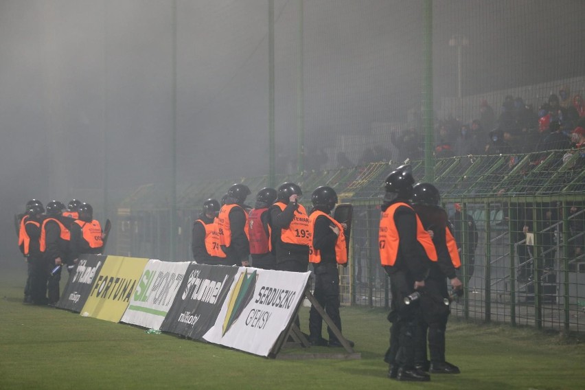 06.04.2022. Zadyma kibiców w czasie meczu GKS Katowice -...