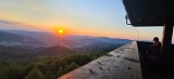 Beskid Sądecki. Niesamowity zachód słońca z wieży widokowej na Koziarzu. To atrakcja w niecałą godzinę od Nowego Sącza. Zobacz te zdjęcia