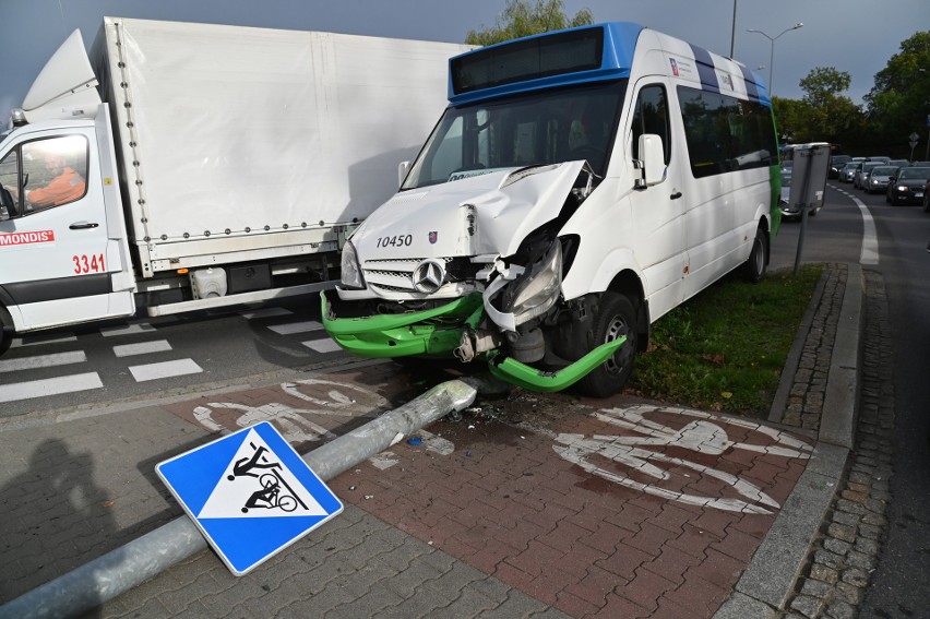 Bus uderzył w latarnię na szczecińskich Gumieńcach