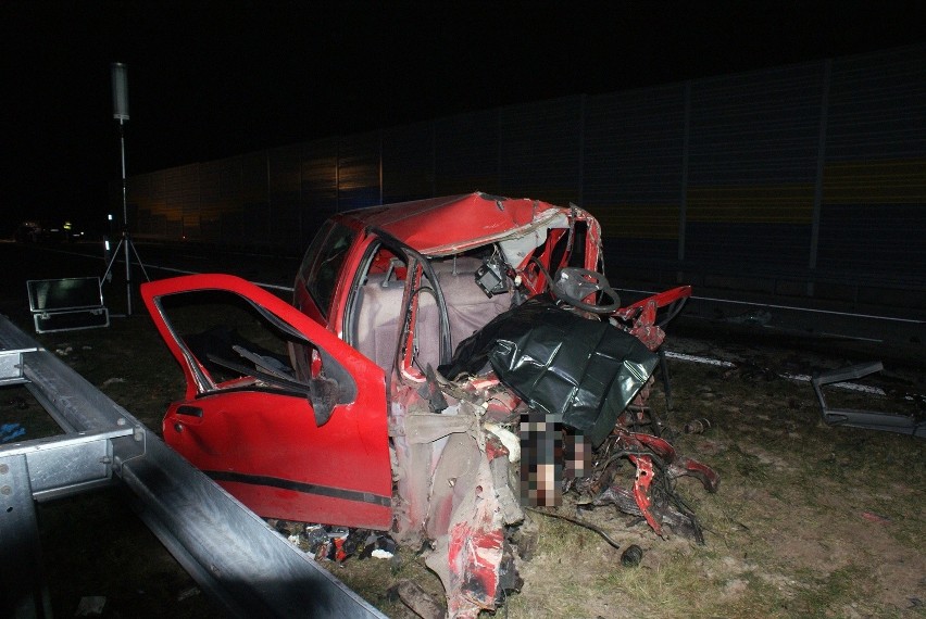 Śmiertelny wypadek na trasie S8 pod Sieradzem. Zginęły 3 osoby [ZDJĘCIA+FILM]