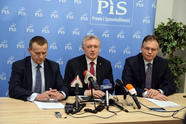 Józef Leśniak, Wiesław Janczyk i Arkadiusz Mularczyk podczas konferencji prasowej w Nowym Sączu